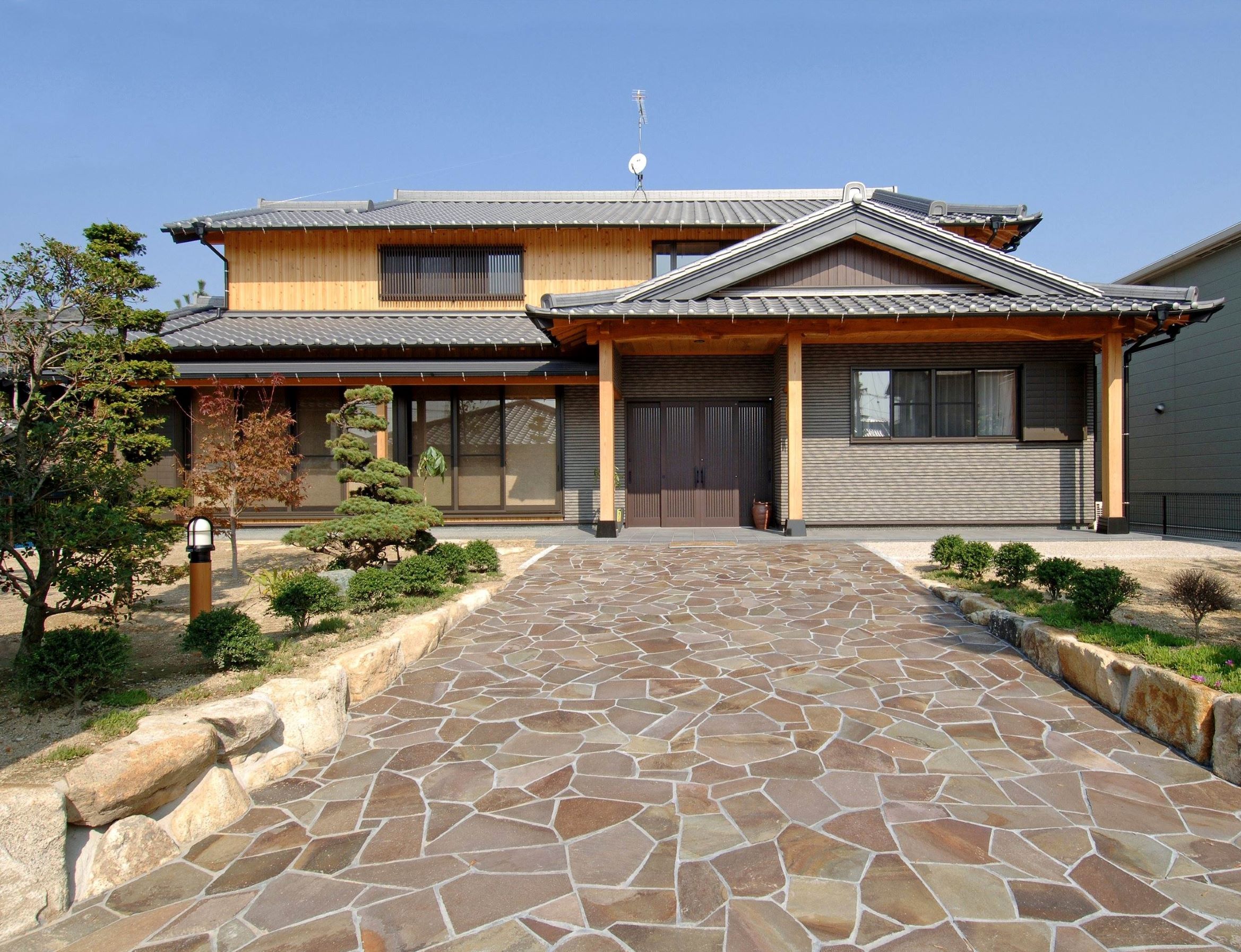 木の質感に囲まれた頑丈な和の平屋建て 画像